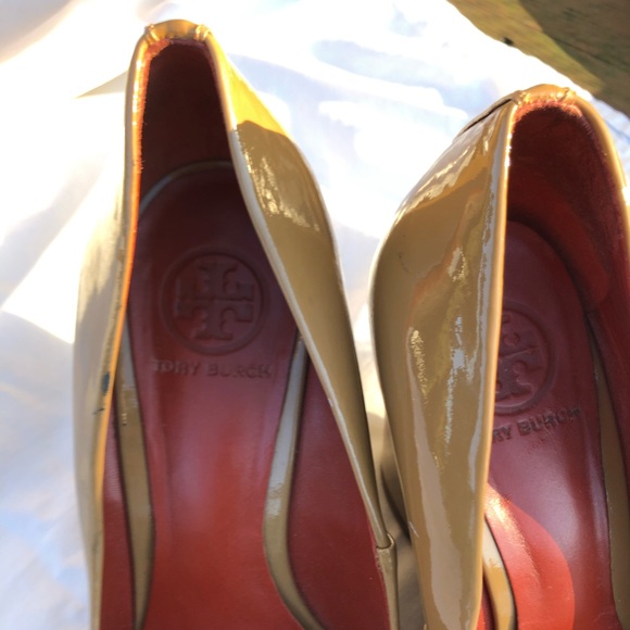 Tory Burch Pumps / Wedge Heels in Nude, Red Insole - Picture 5 of 13